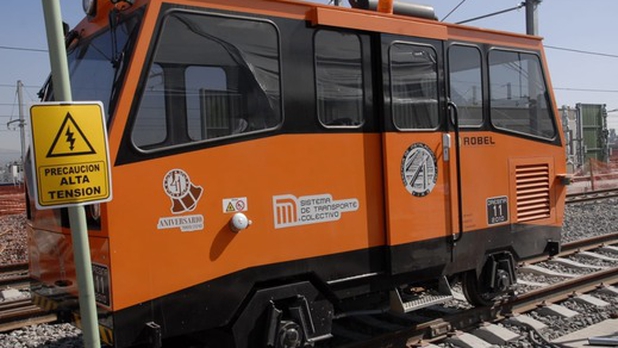 Metro 'bebé' causa ternura a usuarios en CDMX