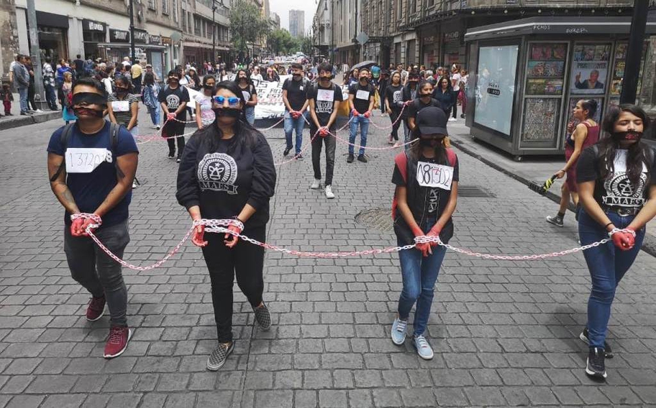 Estudiantes excluidos protestan en Zócalo de CDMX