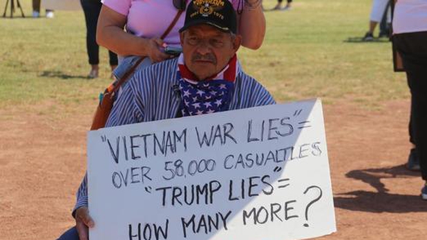 Manifestantes esperan a Trump en El Paso, texas para responsabilizarlo por tiroteo 