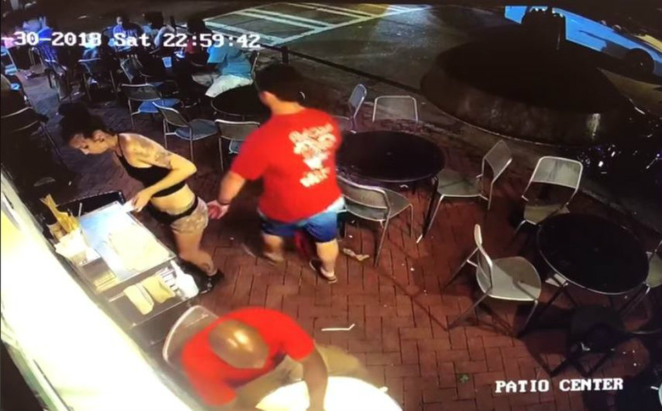Hombre toca trasero a mesera y ella se defiende [VIDEO]