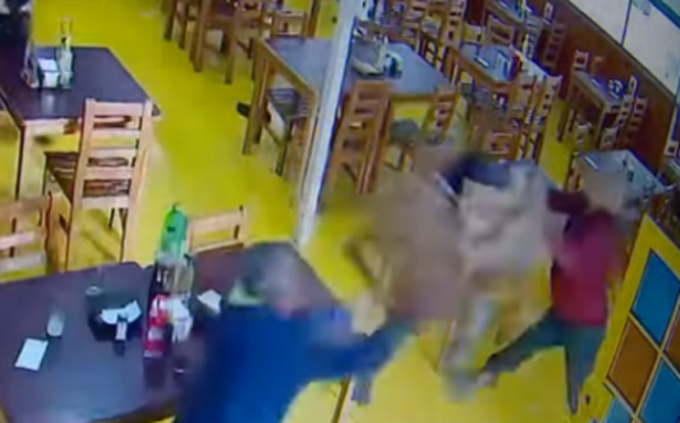 Empleados se enfrentan con delincuentes; los hacen huir a sillazos [VIDEO]
