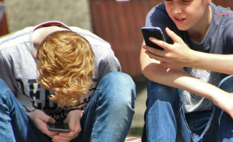 Piden legislar uso de celulares en escuelas