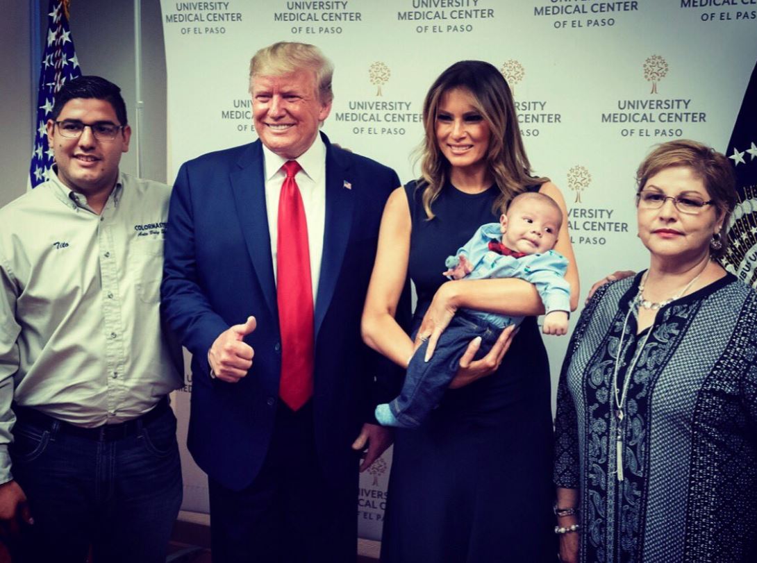 Foto de Melania y Donald Trump con bebé sobreviviente de tiroteo causa controversia