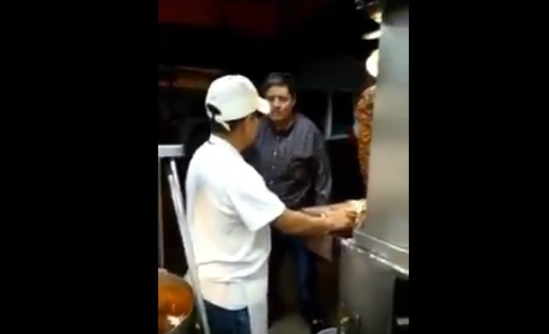 Hombre causa destrozos en taquería y agrede a los empleados; lo nombran #LordTacos