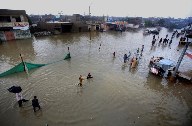 Lluvias inundan Pakistán y dejan al menos 24 muertos