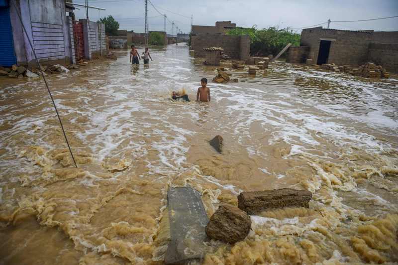 Lluvias inundan Pakistán y dejan al menos 24 muertos