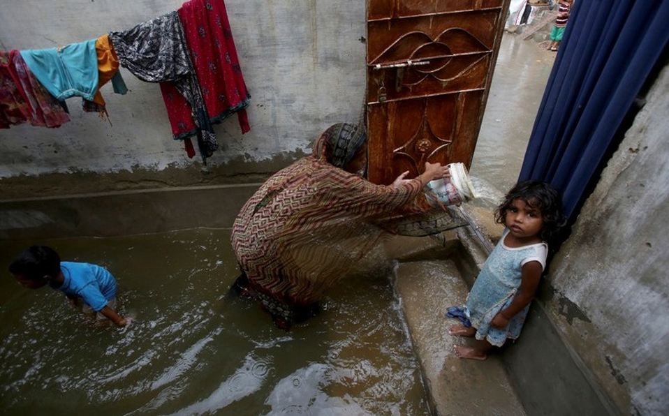 Lluvias inundan Pakistán y dejan al menos 24 muertos