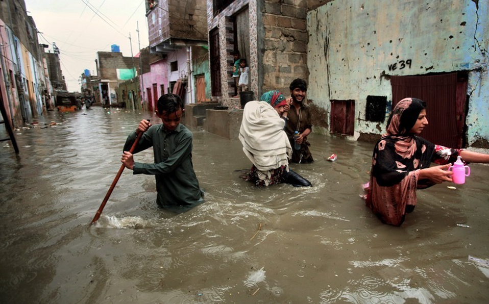 Lluvias inundan Pakistán y dejan al menos 24 muertos
