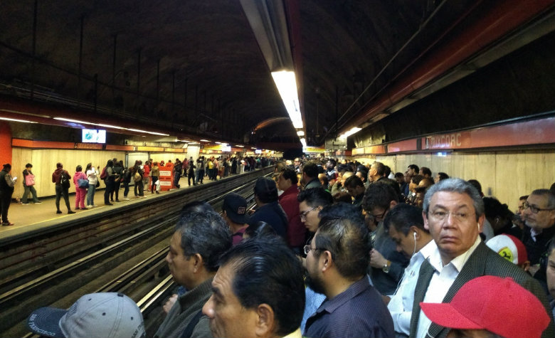 Usuarios reportan retrasos de hasta 30 minutos en Línea 7 del Metro