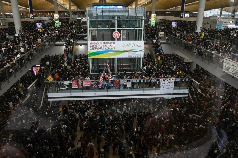 Por protestas, cierran el aeropuerto de Hong Kong