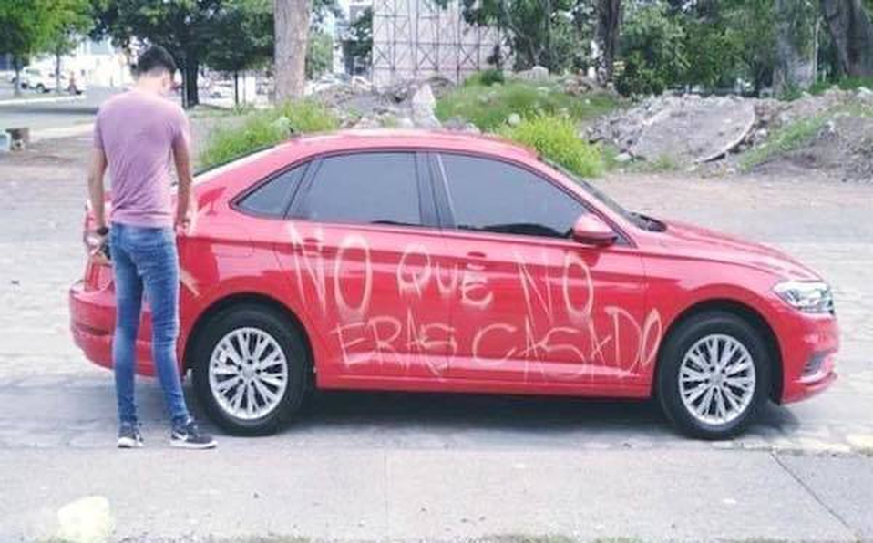 Mujer le raya carro a hombre casado por venganza