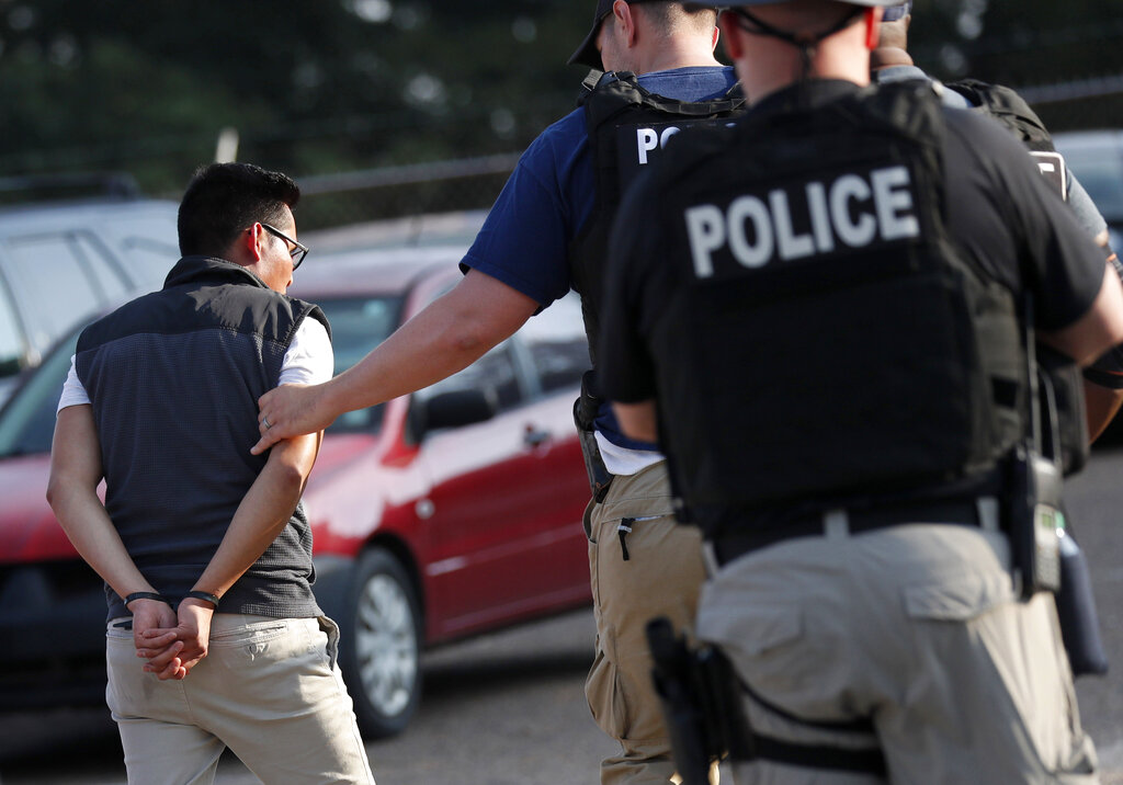 ICE persigue a inmigrantes sin papeles pero no a sus empleadores