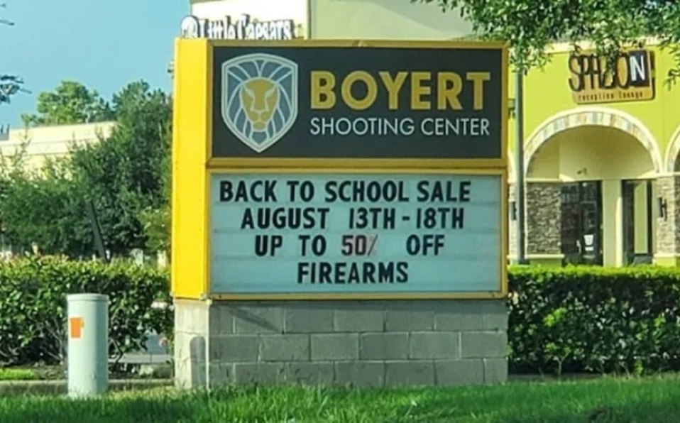 Tienda de armas en Texas ofrece descuentos por regreso a clases