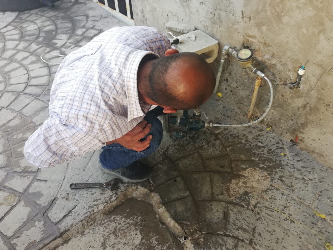 Denuncian tener dos semanas recibiendo agua contaminada en hogares de la Lucio Cabañas