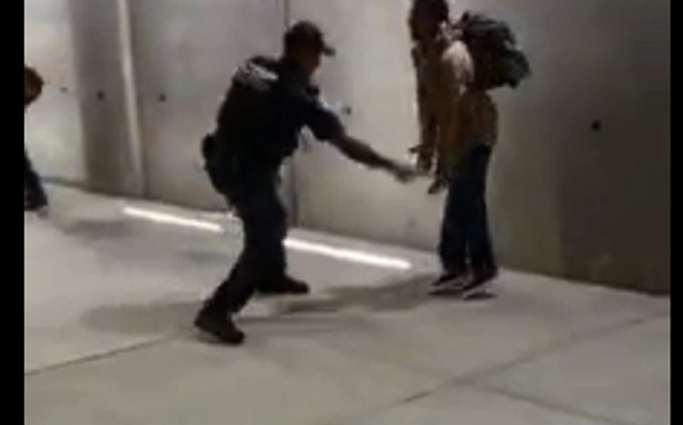 Policías golpean y someten a hombre por intentar cruzar ilegalmente a EU [VIDEO]