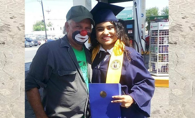 Joven sorprende a su papá en el trabajo con su diploma de graduación [VIDEO] 