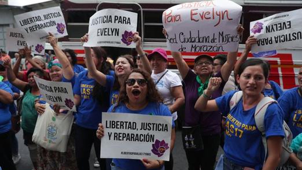 La encarcelan 33 meses por abortar: la absuelven