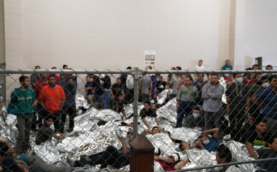 Migrantes detenidos en EU presentan demanda para mejorar condiciones