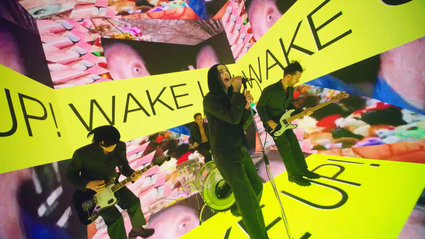 Sorprende The 1975 a fanáticos con 'People'