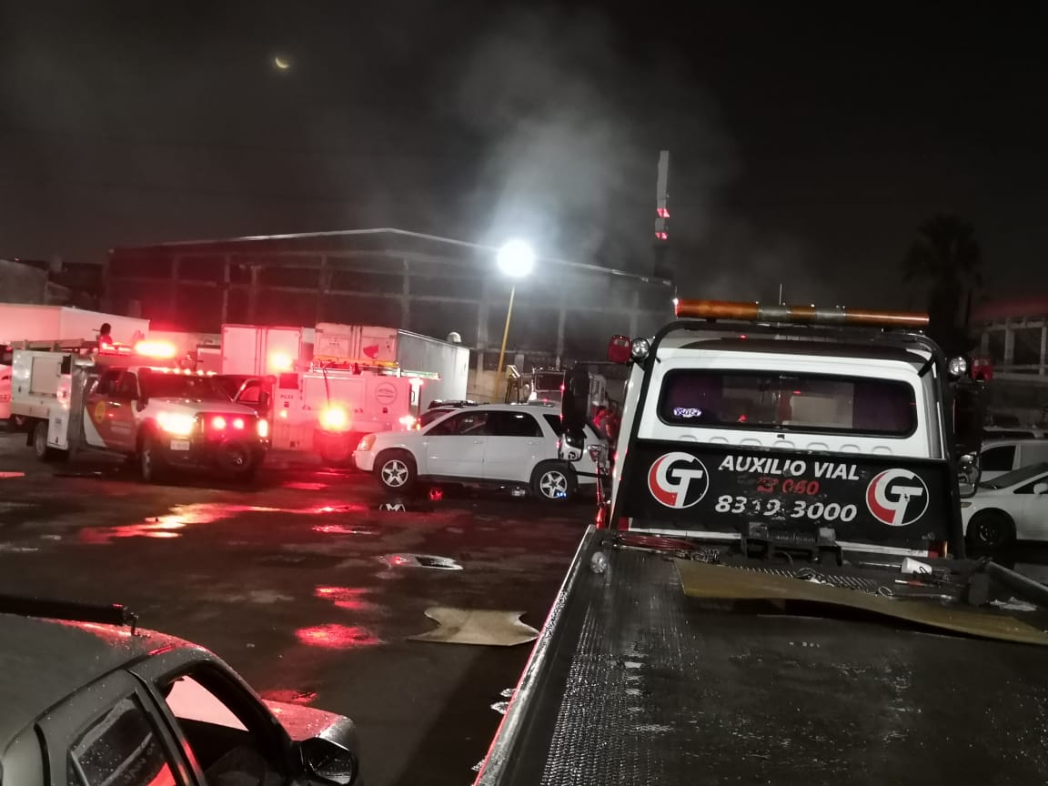 Se incendia vehículo dentro de corralón en Monterrey