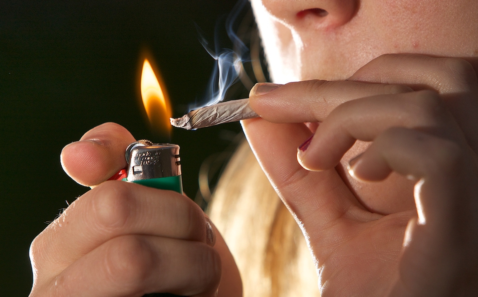 Fumar marihuana te hace mejor madre: aseguran mujeres de Canadá
