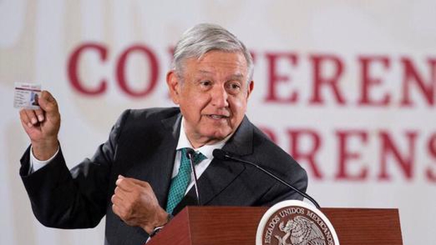 AMLO presume su tarjeta del Inapam "para descuentos"