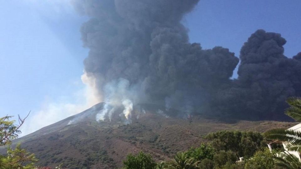 Explosión de volcán Stromboli provoca nube de humo e incendios
