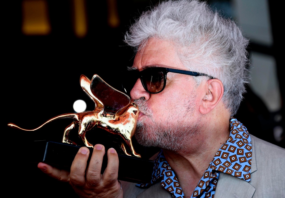 Recibe Pedro Almodóvar el León de Oro de Honor