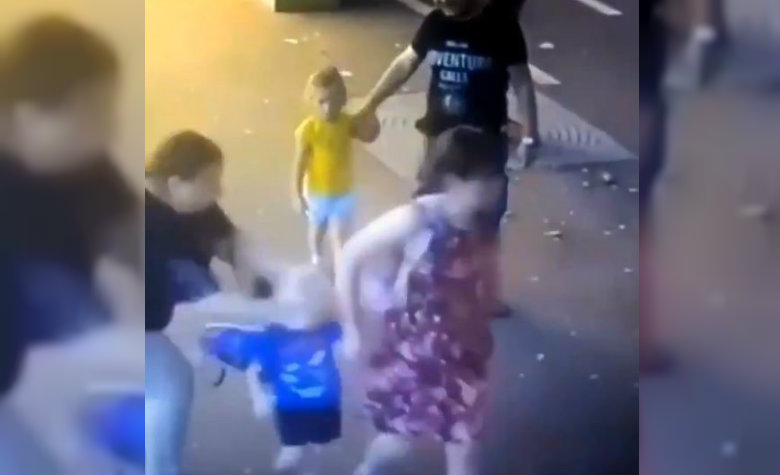 Apuñala a niño de 3 años en la cara mientras camina en la calle [VIDEO]