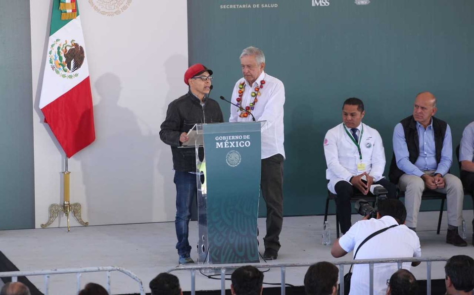Joven interrumpe discurso de AMLO para reclamar apoyo