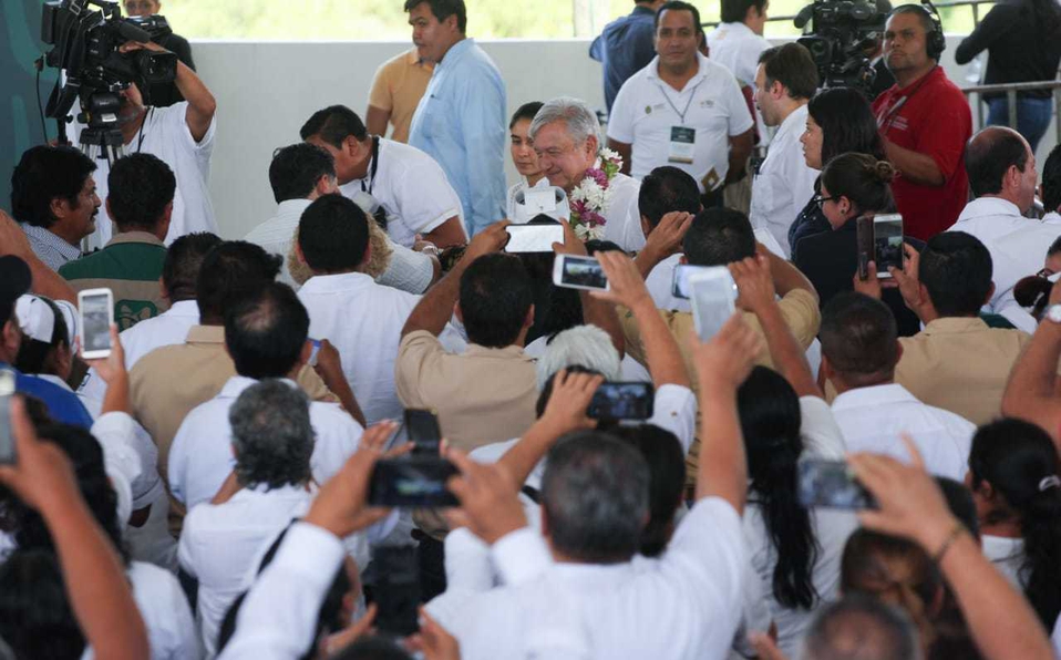 AMLO acusa a farmacéuticas de 'campaña negra' sobre escasez de medicinas