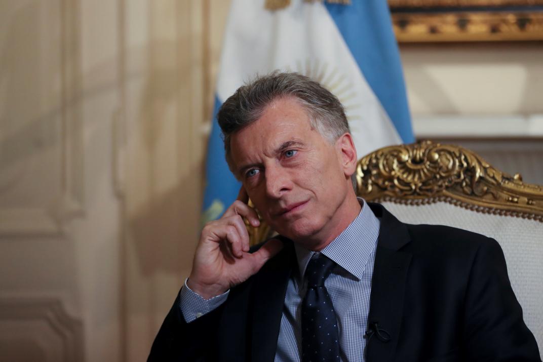 Argentina restringe la compra de divisas en medio de crisis económica