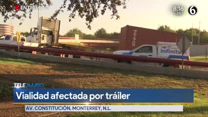 Tráiler se queda atorado en gaza de Constitución y complica vialidad 