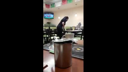  Captan en video pelea de mujer con su 'pareja' en restaurante