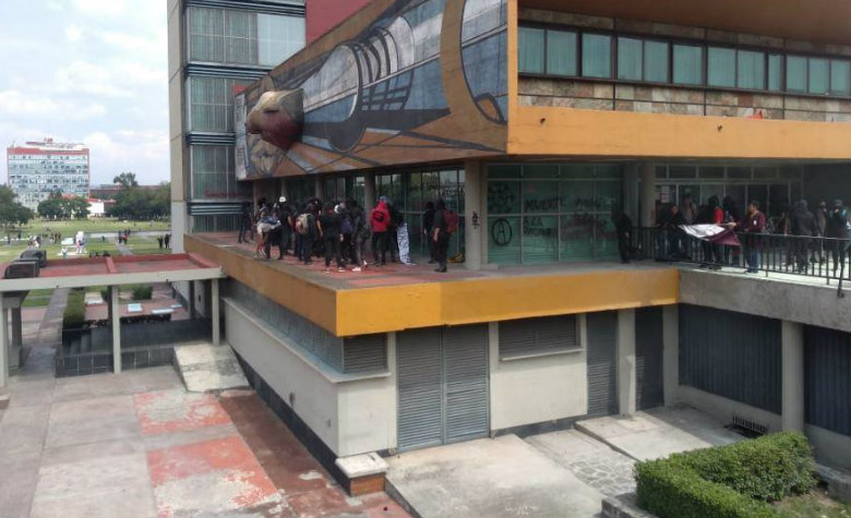 Encapuchados realizan destrozos en Rectoría de la UNAM