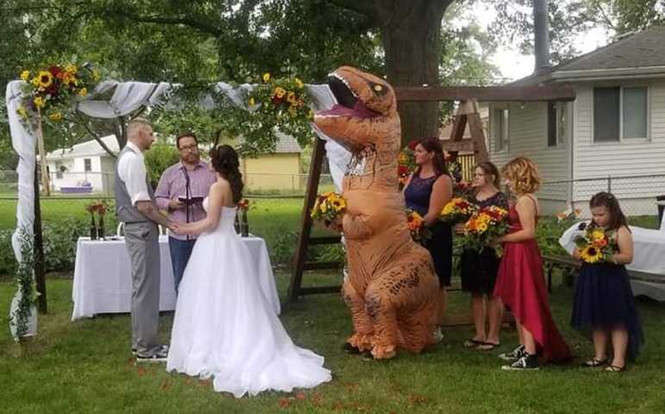 Dama de honor llega disfrazada de T-Rex a la boda de su hermana