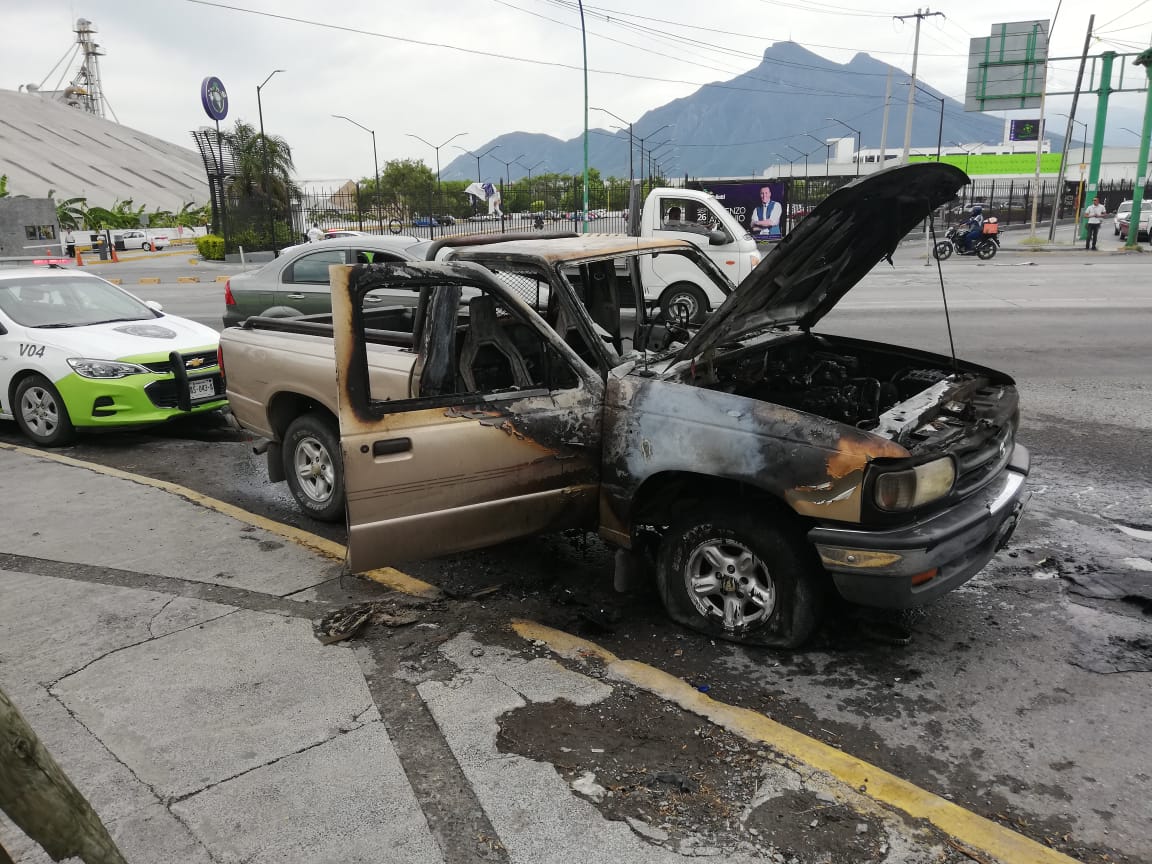 Se incendia camioneta en Guadalupe