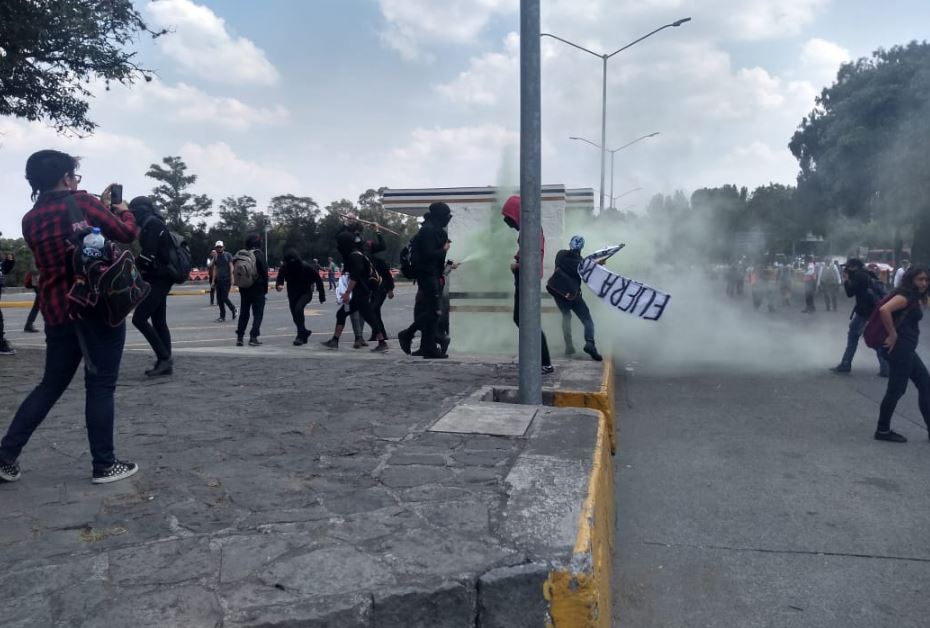 Encapuchados realizan destrozos en Rectoría de la UNAM