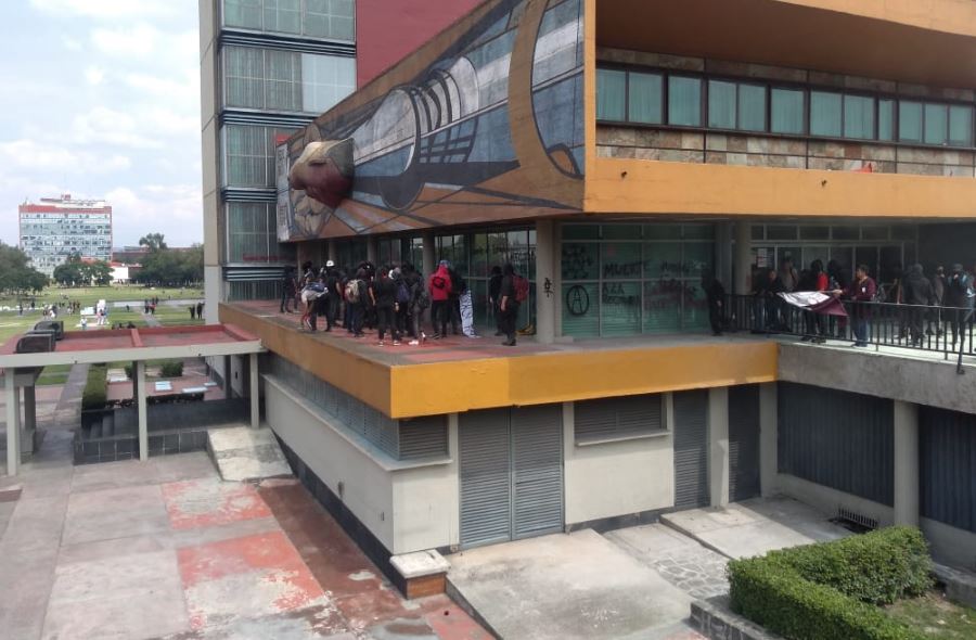 Encapuchados realizan destrozos en Rectoría de la UNAM
