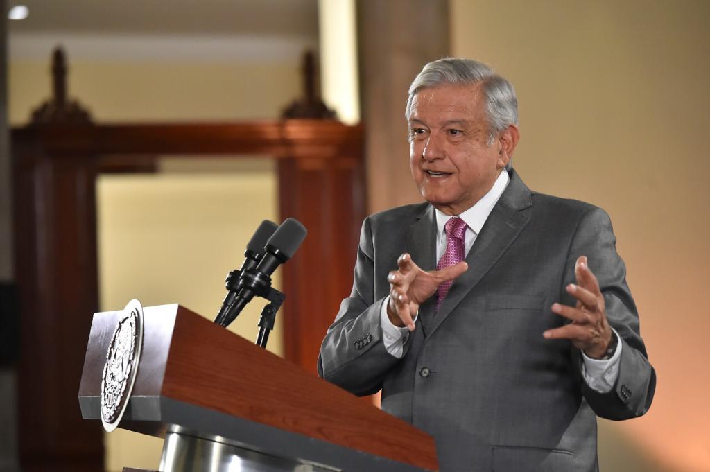 AMLO denuncia compras millonarias de papel de baño, cloro y rastrillos