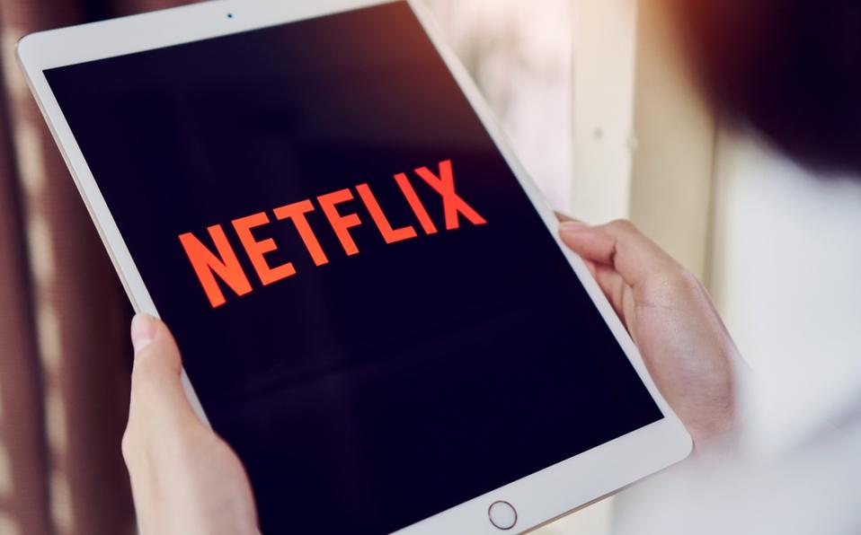 Morena presenta iniciativa para cobrar IVA a Netflix, Uber, Amazon y Facebook