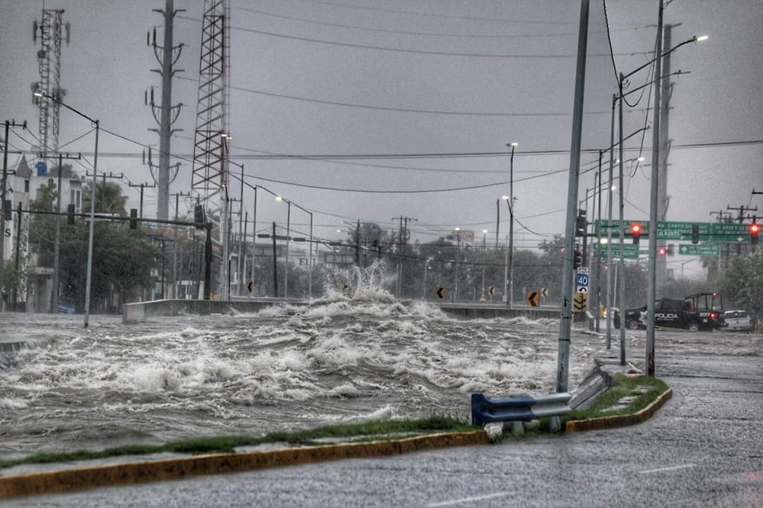 Se desborda el arroyo Topo Chico en San Nicolás; dasalojan a familias Telediario México