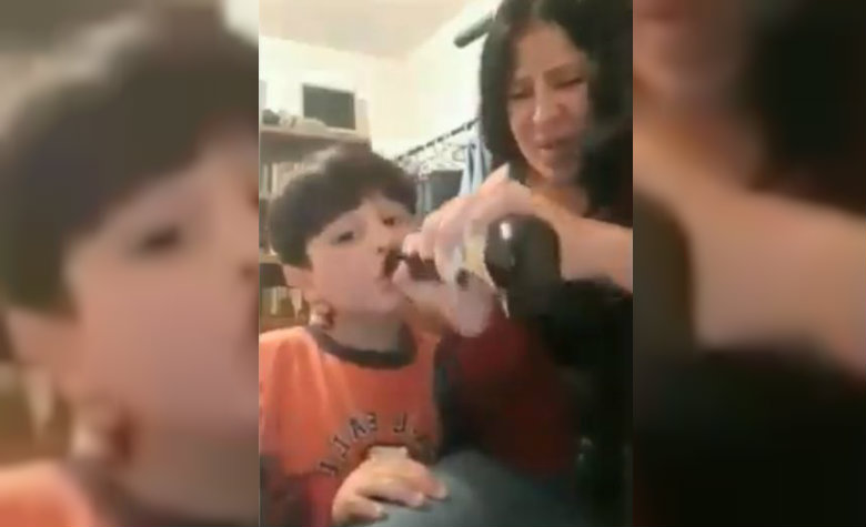 Le da cerveza y cigarro a su hijo mientras fuma frente a él y lo graba [VIDEO]