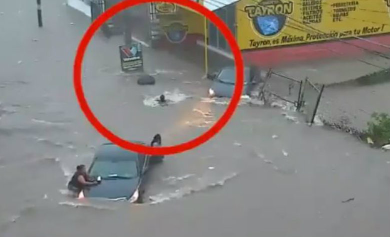 Mujer cae a coladera durante inundación: hoy encontráron su cuerpo [VIDEO]