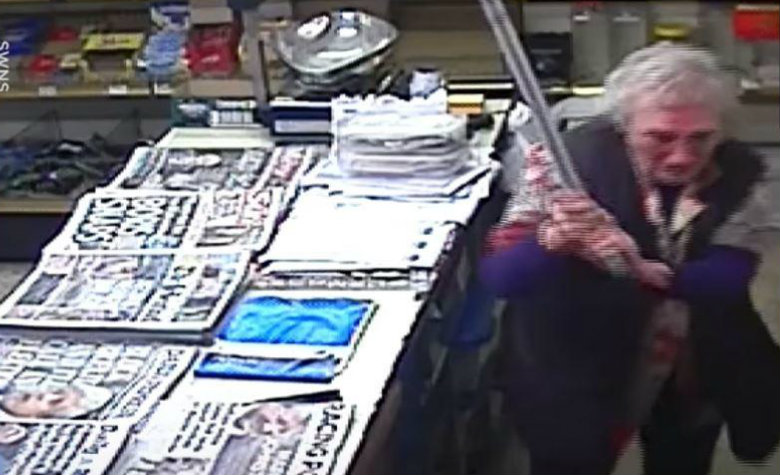 Viejita de 82 años golpea a ladrón [VIDEO]