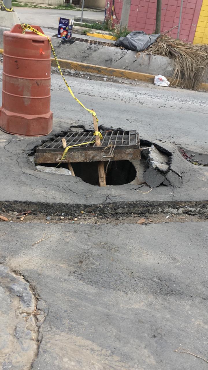 Telediario noticia De desprende alcantarilla de pavimento en Residencial Lincoln