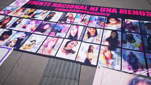 Mujeres marchan en silencio al Zócalo por feminicidios
