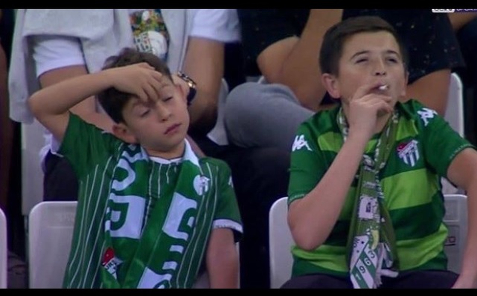 'Niño fumando' en estadio causa revuelo en redes sociales