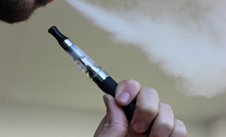 Trump planea prohibir venta de cigarros electrónicos con sabores en EU