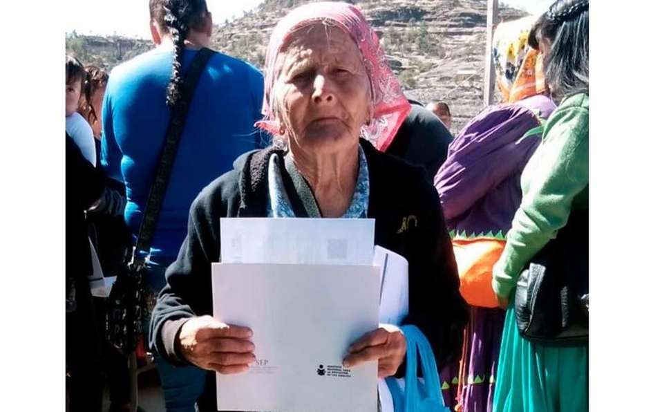 Abuelita termina la primaria a los 81 años; va por secundaria